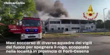 Incendio in azienda di plastiche a Mercato Saraceno: video