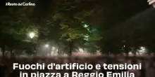 Fuochi d'artificio e tensioni in piazza a Reggio Emilia: video