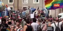 Rose Villain sul carro del Muccassassina sventola la bandiera palestinese al Pride di Roma