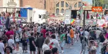 La marea arcobaleno al Pride di Roma, in migliaia alla sfilata pro lgbt