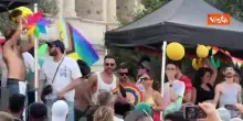 Pride a Roma, band che suonano e ragazzi che ballano sui carri arcobaleno della sfilata