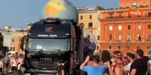 Pride a Roma, un mappamondo gigante svetta sul carro del Muccassassina