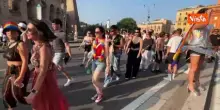 Pride a Roma, il corteo arcobaleno sfila all'ombra del Colosseo