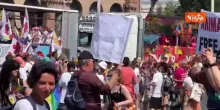 Animalisti travestiti da frati al Pride di Roma con i cartelli "Free animals"