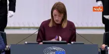 Metsola (Parlamento Ue) augura happy birthday a Kaya Kallas alla sessione plenaria del Parlamento Ue