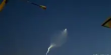 Un missile attraversa il cielo di Teheran.