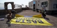 Un gabinetto gigante alla Gaiola, Greenpeace: "Basta scarichi"