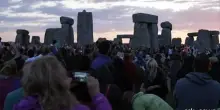 Migliaia di persone a Stonehenge per il solstizio d'estate