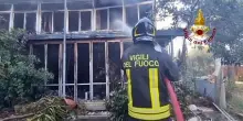 Vigili del Fuoco in azione a Cattolica: brucia ex hotel