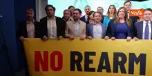 "No rearm, no war", lo striscione del M5s con Conte all'Aja per protestare contro il piano Ue