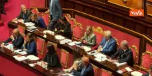 Applauso per Meloni che lascia Senato dopo discussione su Consiglio Ue. Lei saluta con la mano