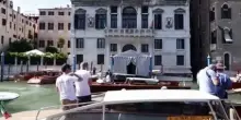 Venezia, Jeff Bezos e Lauren Sanchez in barca verso isola San Giorgio