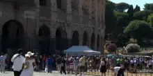 Caldo a Roma, al Colosseo turisti a caccia di uno spicchio d'ombra