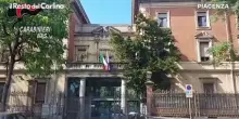 Visite mediche private anche durante l'orario di servizio. Il video dello scambio di denaro tra i pazienti e il medico arrestato