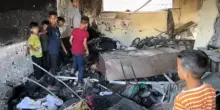 Gaza, colpita una scuola-rifugio per sfollati: almeno 12 morti