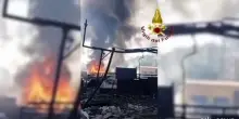 Esplosione a Roma, vigili del fuoco al lavoro per spegnere le fiamme