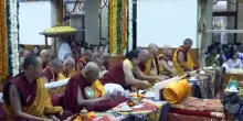 Il Dalai Lama prega con i fedeli alla vigilia del novantesimo compleanno