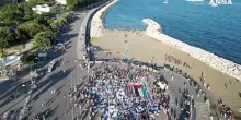 Flash mob a Napoli, corpi distesi in memoria delle vittime di Gaza