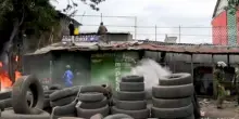 Kenya, i manifestanti antigovernativi bruciano pneumatici