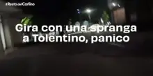 Gira con una spranga a Tolentino, panico