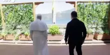 Papa e Zelensky si affacciano dal balcone di Villa Barberini a Castel Gandolfo