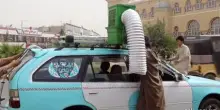 In Afghanistan sui tetti dei taxi spuntano refrigeratori artigianali