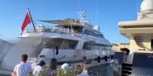 Yacht di lusso va a fuoco nel porto di Saint Tropez