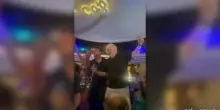Capri, Boris Johnson scatenato: canta e balla in un locale notturno