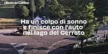 Ha un colpo di sonno e finisce con l'auto nel lago del Cerreto: video