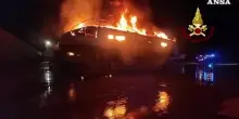 Fiamme in un cantiere nautico a Olbia, distrutto un catamarano