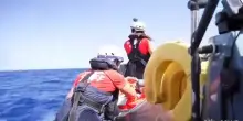 La Life Support di Emergency soccorre 50 migranti in zona Sar libica