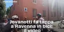 Jovanotti fa tappa a Ravenna in bici: il video