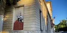 A Milano spunta un murales con Beppe Sala in versione muratore
