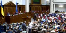 Ucraina, Zelensky firma la legge che limita poteri anticorruzione