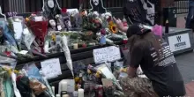 I fan di Ozzy Osbourne depongono fiori nella sua Birmingham