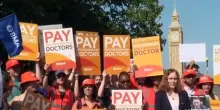 I giovani medici in Inghilterra scioperano 5 giorni