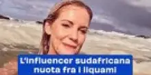 L'influencer sudafricana nuota fra i liquami (senza accorgersene)