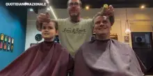 Julio Sergio si fa tagliare i capelli con il figlio malato