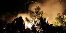 Turchia, soccorritori al lavoro per spegnere le fiamme a Bursa