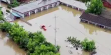 Cina, piogge torrenziali e inondazioni: almeno 30 morti a Pechino