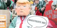 Protesta contro la visita di Trump al campo da golf in Scozia
