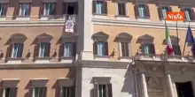 Gaza, Bonelli e Fratoianni espongono striscione a Montecitorio: "L'ipocrisia uccide come la fame"
