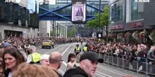 Birmingham saluta Ozzy Osbourne, in migliaia al corteo funebre