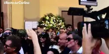 Laura Pausini e gli amici artisti cantano 'Nel blu dipinto di blu' per l'addio a Celso Valli. Il video