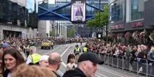 In migliaia a Birmingham per il corteo funebre di Ozzy Osbourne