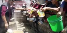 Gaza, la calca per ore per un piatto di zupppa alle lenticchie