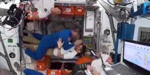 Aperto il portello della Crew Dragon, ora sono in 11 sulla Iss