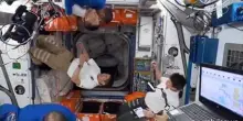 L'arrivo degli astronauti sulla Iss, accolti da colleghi a gravità zero