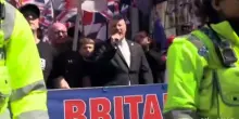 I sostenitori di destra di Britain First in marcia a Manchester