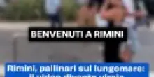 Rimini, pallinari sul lungomare: il video diventa virale